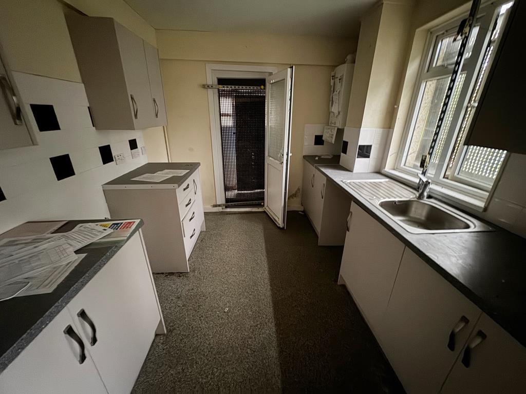 Lot: 93 - THREE-BEDROOM HOUSE FOR IMPROVEMENT AND REPAIR - Kitchen